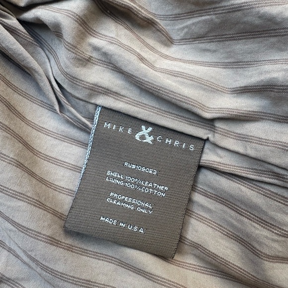 Mike & Chris leather jacket size S
Pit to pit: 16 1/2
Length: 25” - Picture 5 of 6